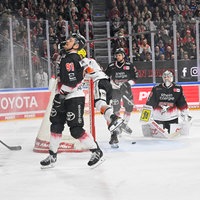Die Spieler der Kölner Haie enttäuscht nach dem Treffer von den Frankfurter Löwen