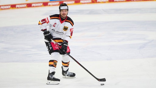 Moritz Müller im Trikot der Eishockey-Nationalmannschaft