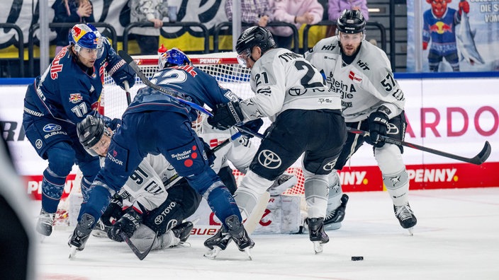 Viel Betrieb vor dem Tor der Kölner Haie im DEL-Spiel beim EHC München.