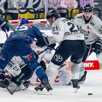 Viel Betrieb vor dem Tor der Kölner Haie im DEL-Spiel beim EHC München.