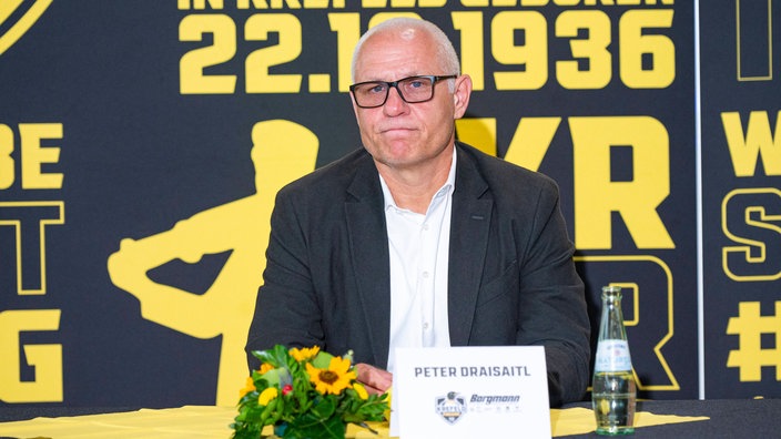 Peter Draisaitl bei einer Pressekonferez der Krefeld Pinguine