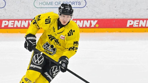 Eishockeyspieler Philip Gogulla im Trikot der Krefeld Pinguine