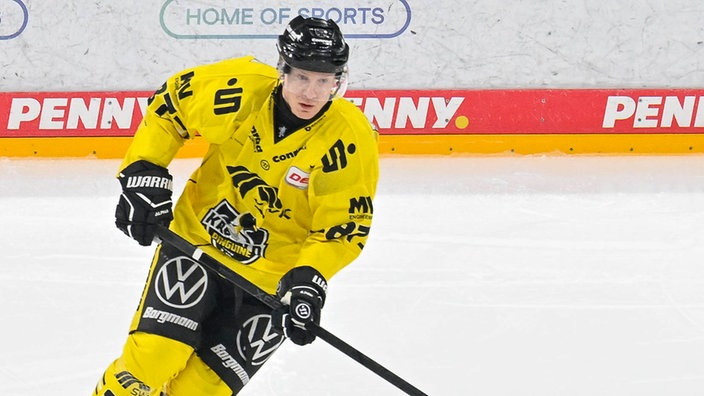 Eishockeyspieler Philip Gogulla im Trikot der Krefeld Pinguine