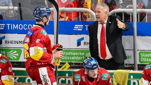 DEG-Coach Rich Chernomaz gibt seinem Spieler Kevin Maginot Anweisungen