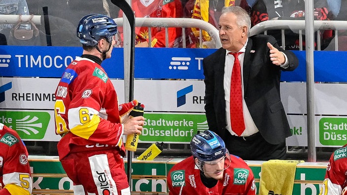DEG-Coach Rich Chernomaz gibt seinem Spieler Kevin Maginot Anweisungen