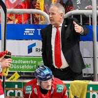 DEG-Coach Rich Chernomaz gibt seinem Spieler Kevin Maginot Anweisungen