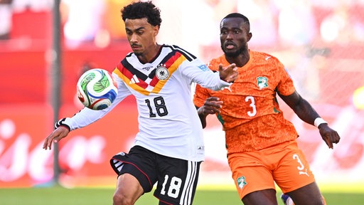Szene aus dem Fußball-WM-Spiel Deutschland - Elfenbeinküste in Toronto mit Nathaniel Brown und Ghislain Konan