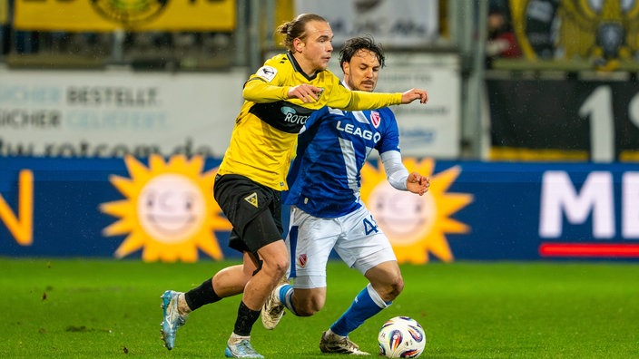 Lars Timo Gindorf (l.) im Zweikampf mit Simon Straudi (r.)
