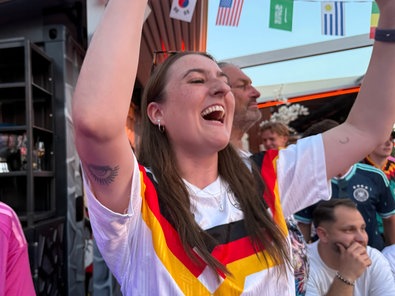 Eine Frau jubelt in Düsseldorf
