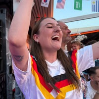 Eine Frau jubelt in Düsseldorf