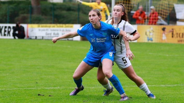 Caroline Kehrer (l.) von Bayer 04 Leverkusen im Duell mit Emilia Wittling von der SV Elversberg.
