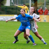Caroline Kehrer (l.) von Bayer 04 Leverkusen im Duell mit Emilia Wittling von der SV Elversberg.