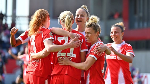 Die Spielerinnen des FC Bayern München bejubeln ihren Treffer