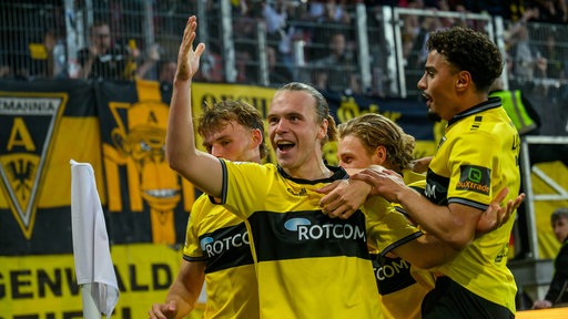 Alemannia Aachens Lars Gindorf (v.) bejubelt seinen Doppelpack in Regensburg