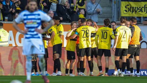 Aachens Spieler jubeln über ihren Treffer gegen den MSV Duisburg