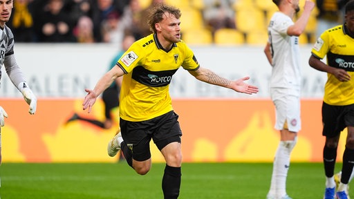 Aachens Mika Schroers jubelt nach seinem Treffer zum 1:0 