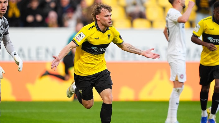 Aachens Mika Schroers jubelt nach seinem Treffer zum 1:0 