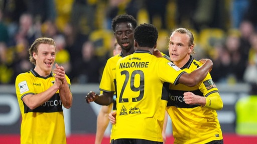 Alemannia Aachens Lars Gindorf (r.) bejubelt seinen Führungstreffer im Spiel gegen Schweinfurt mit seinen Mitspielern