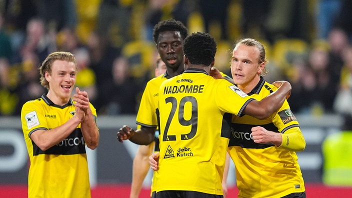 Alemannia Aachens Lars Gindorf (r.) bejubelt seinen Führungstreffer im Spiel gegen Schweinfurt mit seinen Mitspielern