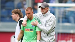 MSV-Torwart Max Braune (l.) wird nach dem verpassten Aufstieg von Torwart-Trainer Sven Beuckert