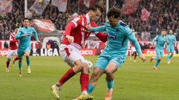 Moritz Hannemann im Zweikampf mit einem Kölner