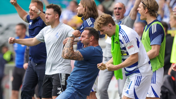 Dietmar Hirsch jubelt am Spielfeldrand mit seinem Team