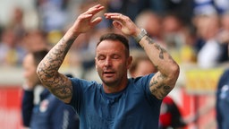 MSV-Duisburg-Trainer Dietmar Hirsch gestikuliert enttäuscht