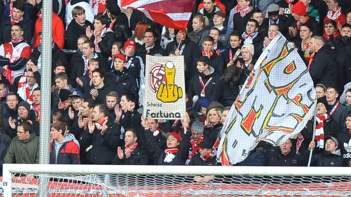 Rot-Weiss Essen Fans halten Anti-Fortuna Banner hoch