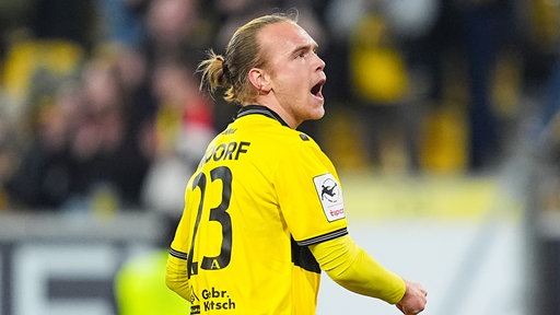 Lars Gindorf von Alemannia Aachen jubelt über einen Treffer.