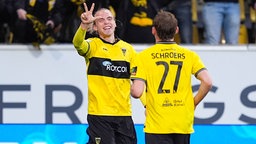 Aachens Lars Gindorf (l.) bejubelt den Hattrick von Teamkollege Mika Schroers