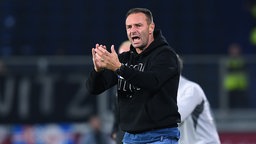 Duisburgs Trainer Dietmar Hirsch feuert seine Mannschaft an