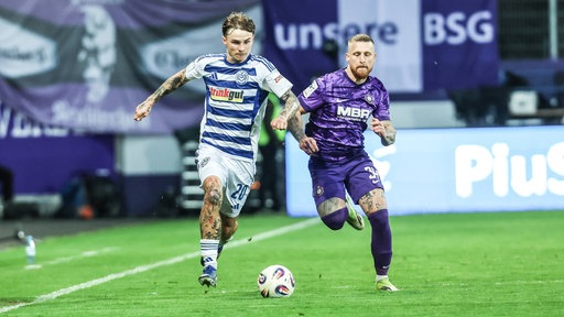 Niklas Jessen im Zweikampf mit Marvin Stefaniak