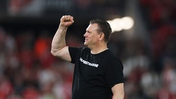 Essens Trainer Uwe Koschinat ballt die Faust nach dem Relegation-Hinspiel-Sieg gegen Greuter Fürth