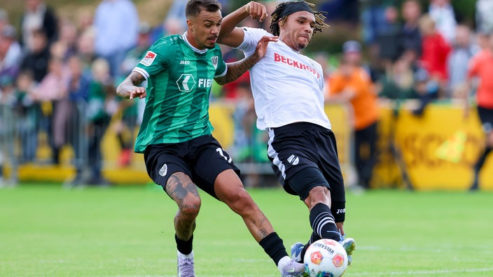 Oliver Batista Meier (l.) und Joshua Eze (r.) kämpfen um den Ball
