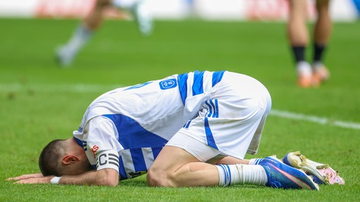 MSV-Spieler Rasim Bulic liegt auf dem Rasen