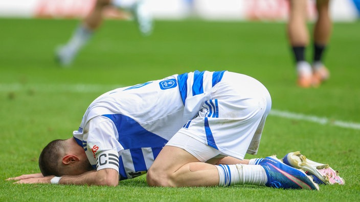 MSV-Spieler Rasim Bulic liegt auf dem Rasen