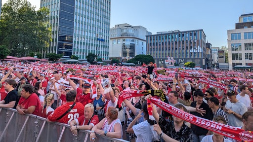 Rot-Weiss Essen Fans vor dem Relegationsspiel auf dem Essener Kennedyplatz