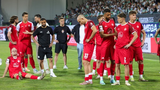 Große Enttäuschung bei den Spielern von Rot-Weiss Essen nach dem verpassten Aufstieg