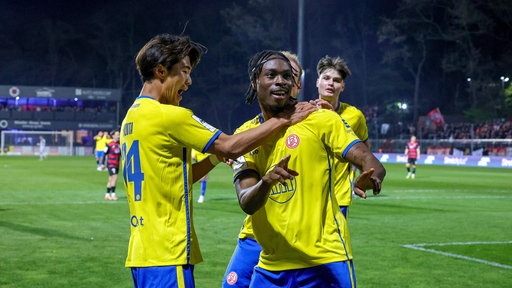 Essens Dickson Abiama (v. r.) bejubelt seinen Treffer im Spiel gegen Viktoria Köln
