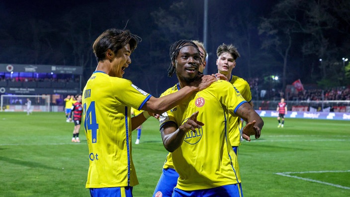 Essens Dickson Abiama (v. r.) bejubelt seinen Treffer im Spiel gegen Viktoria Köln