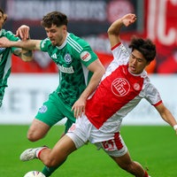  Joshua Bitter (Duisburg, l-r), Tobias Fleckstein (Duisburg) und Kaito Mizuta (Essen) im Kampf um den Ball