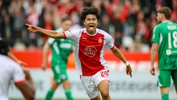Kaito Mizuta (Essen) jubelt nach seinem Tor zum 1:0