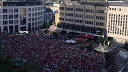 Tausende RWE-Fans beim Public Viewing auf dem Essener Kennedyplatz