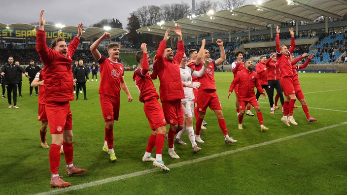 Die Mannschaft von Rot-Weiss Essen feiert ihren Sieg in Saarbrücken