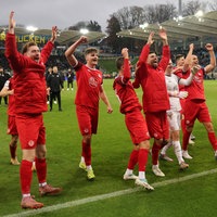 Die Mannschaft von Rot-Weiss Essen feiert ihren Sieg in Saarbrücken