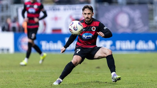 Simon Handle von Viktoria Köln in Aktion.