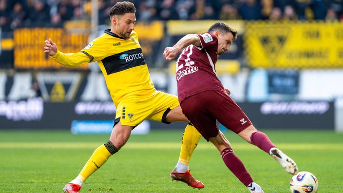 Sasa Strujic (links) von Alemannia Aachen im Duell mit Sebastian Stolze von Jahn Regensburg.