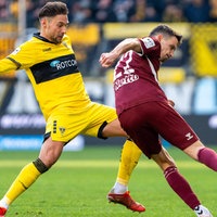Sasa Strujic (links) von Alemannia Aachen im Duell mit Sebastian Stolze von Jahn Regensburg.