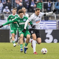 Duisburgs Patrick Sussek (v. l.) im Zweikampf mit Ulms Dennis Dressel (v. r.)
