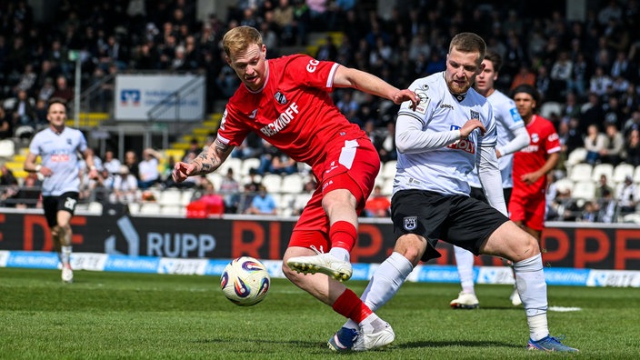 Jonas Arweiler (l.) vom SC Verl im Duell mit Niko Vukancic vom SC Verl.